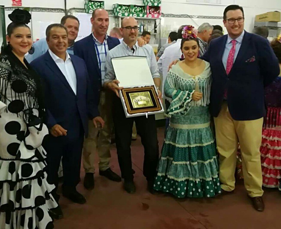 El actual Hermano Mayor, José Antonio Moreno Plaza, recogiendo el premio que la Caseta de la Hermandad recibió en la Feria de este año. 